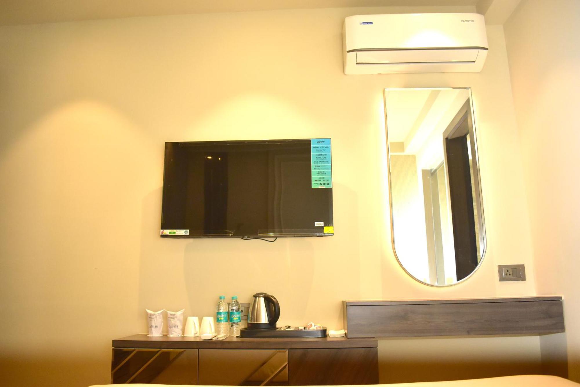Hotel Cullinan By Qotel Janakpuri Delhi  Exterior photo