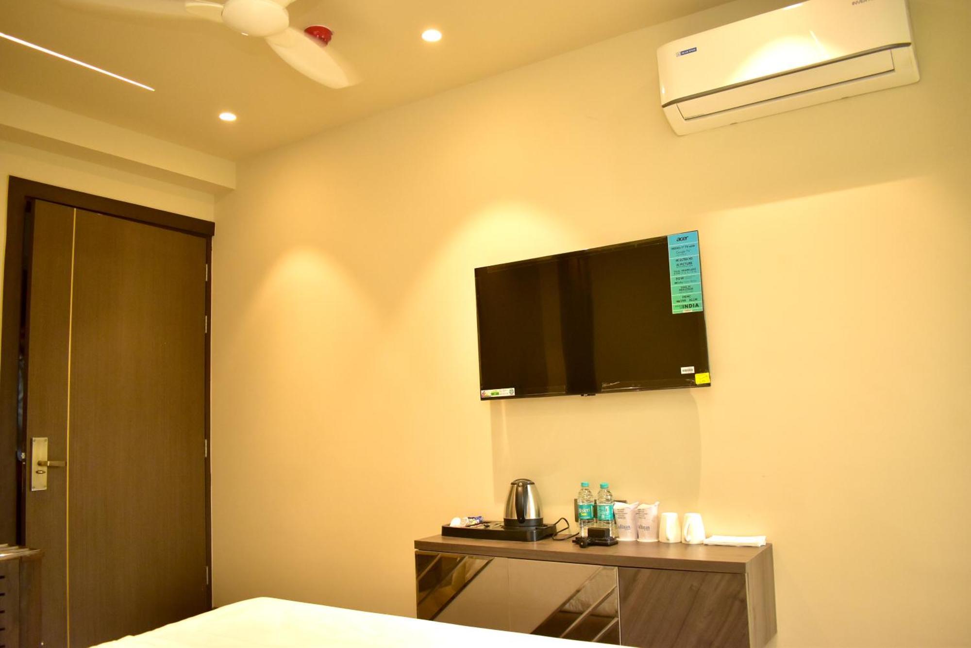 Hotel Cullinan By Qotel Janakpuri Delhi  Exterior photo