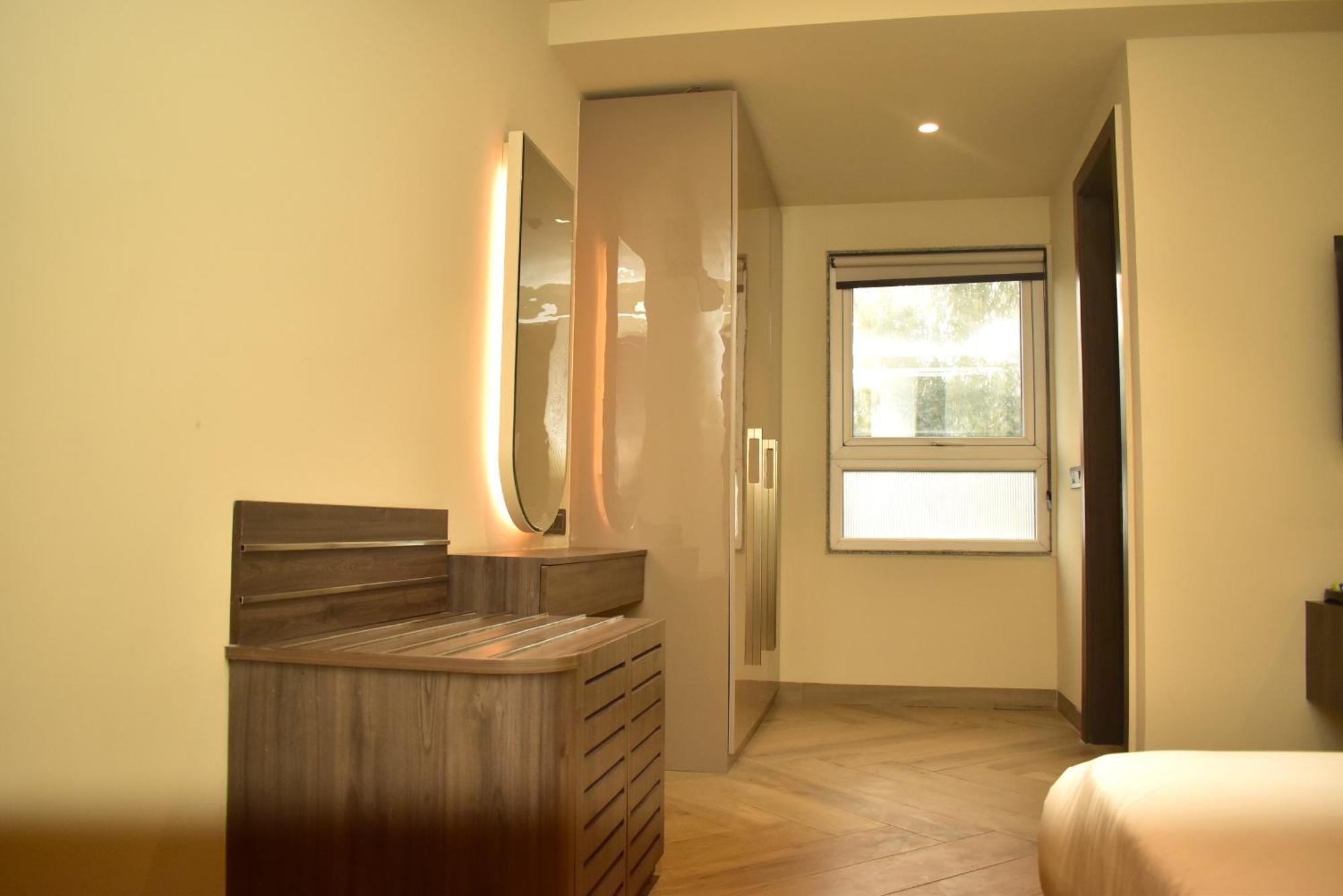 Hotel Cullinan By Qotel Janakpuri Delhi  Exterior photo