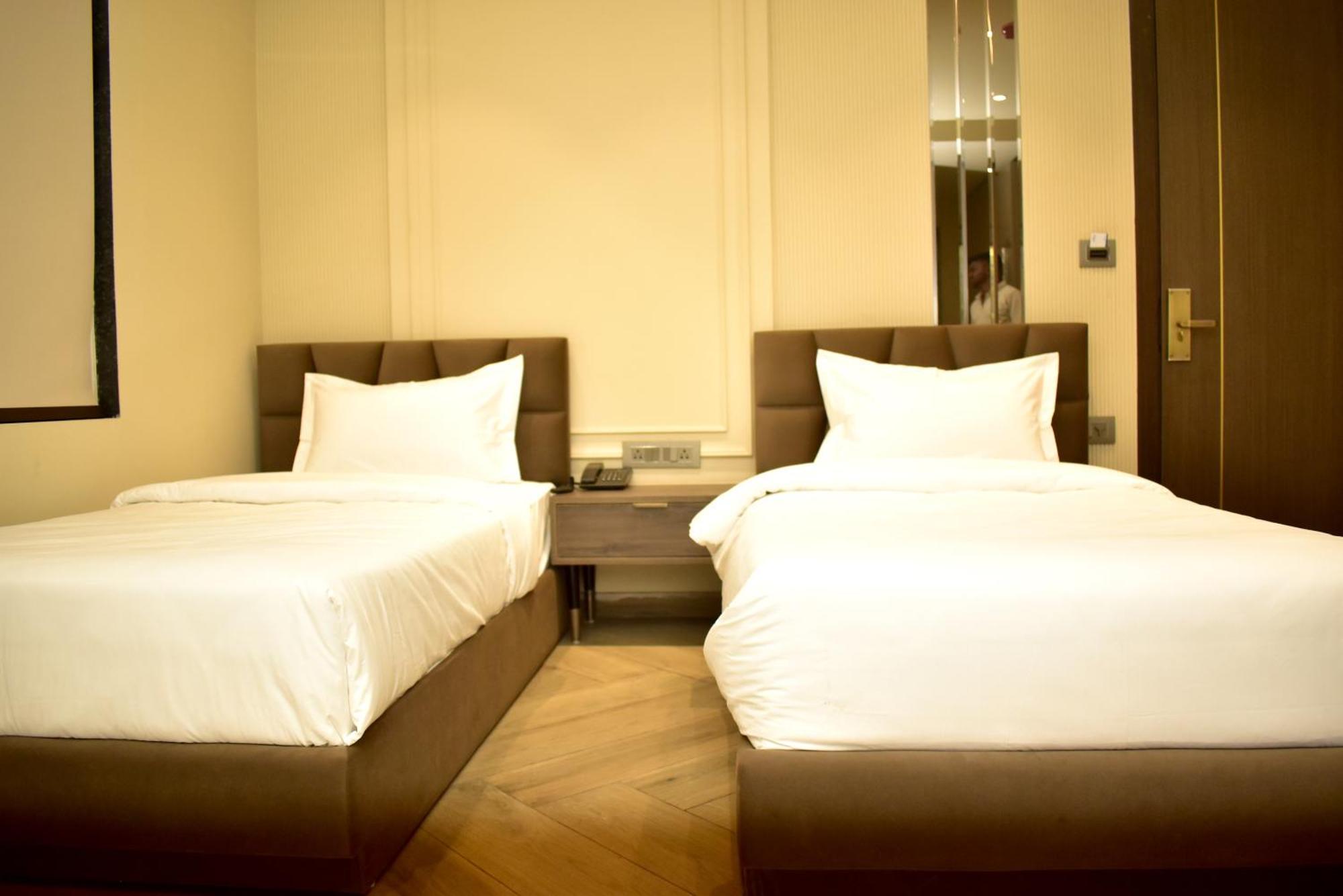 Hotel Cullinan By Qotel Janakpuri Delhi  Exterior photo