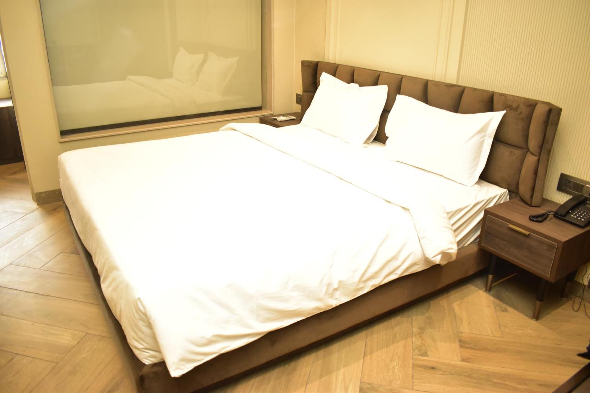 Hotel Cullinan By Qotel Janakpuri Delhi  Exterior photo